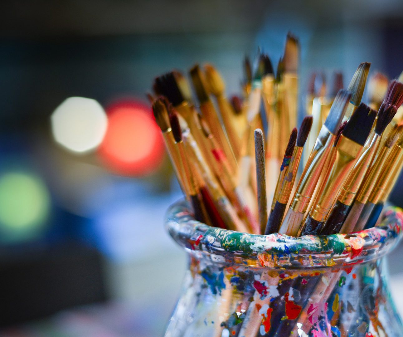 A pot filled with paintbrushes