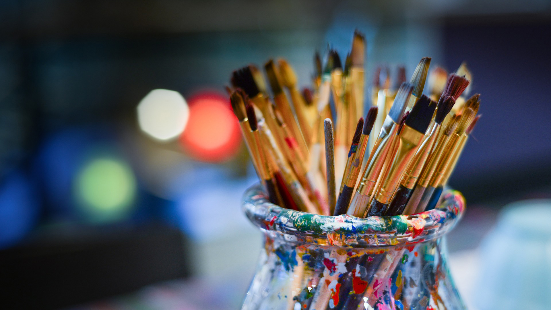 A pot filled with paintbrushes