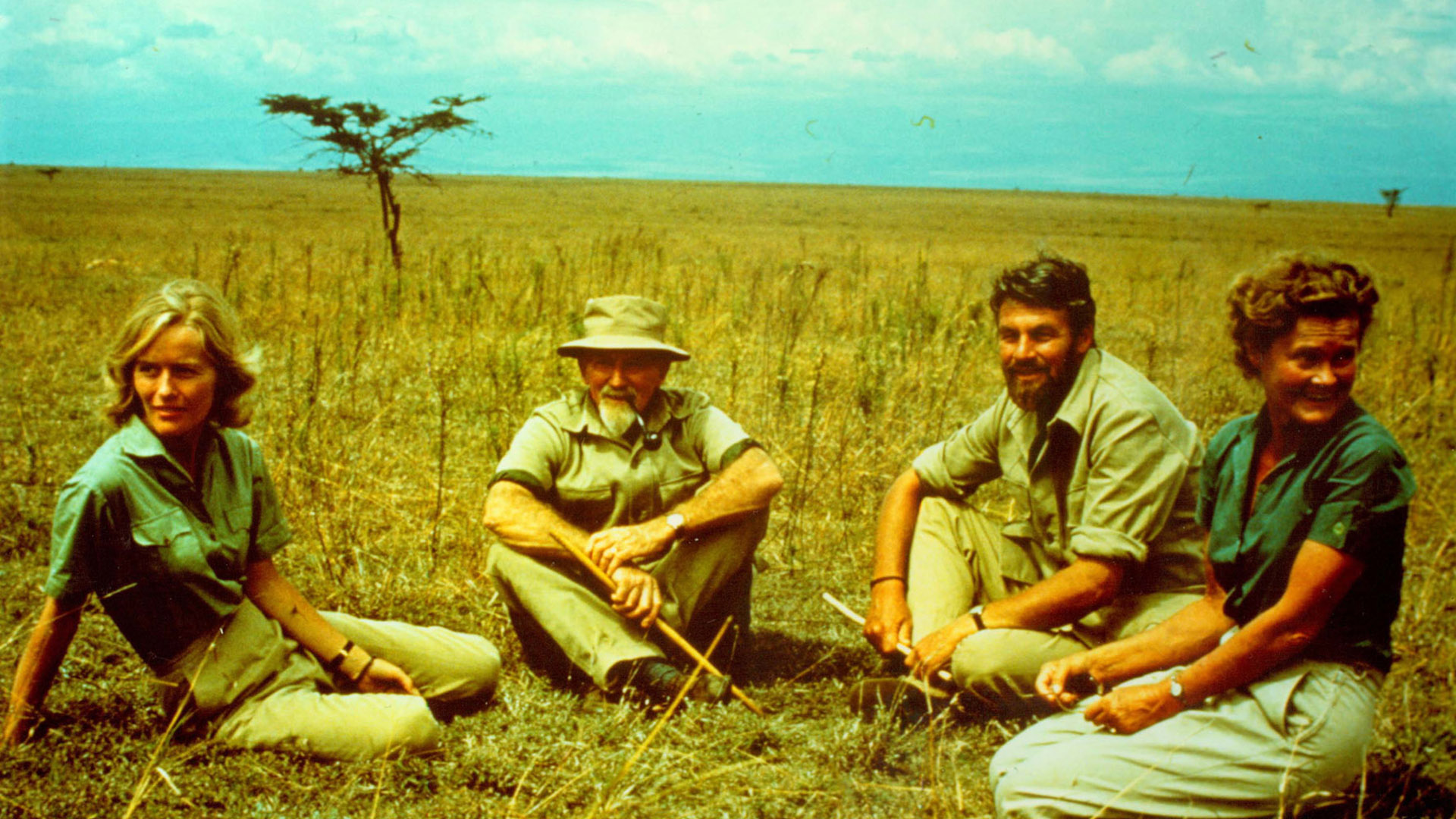 Virginia McKenna, George Adamson, Bill Travers and Joy Adamson all sat on the ground