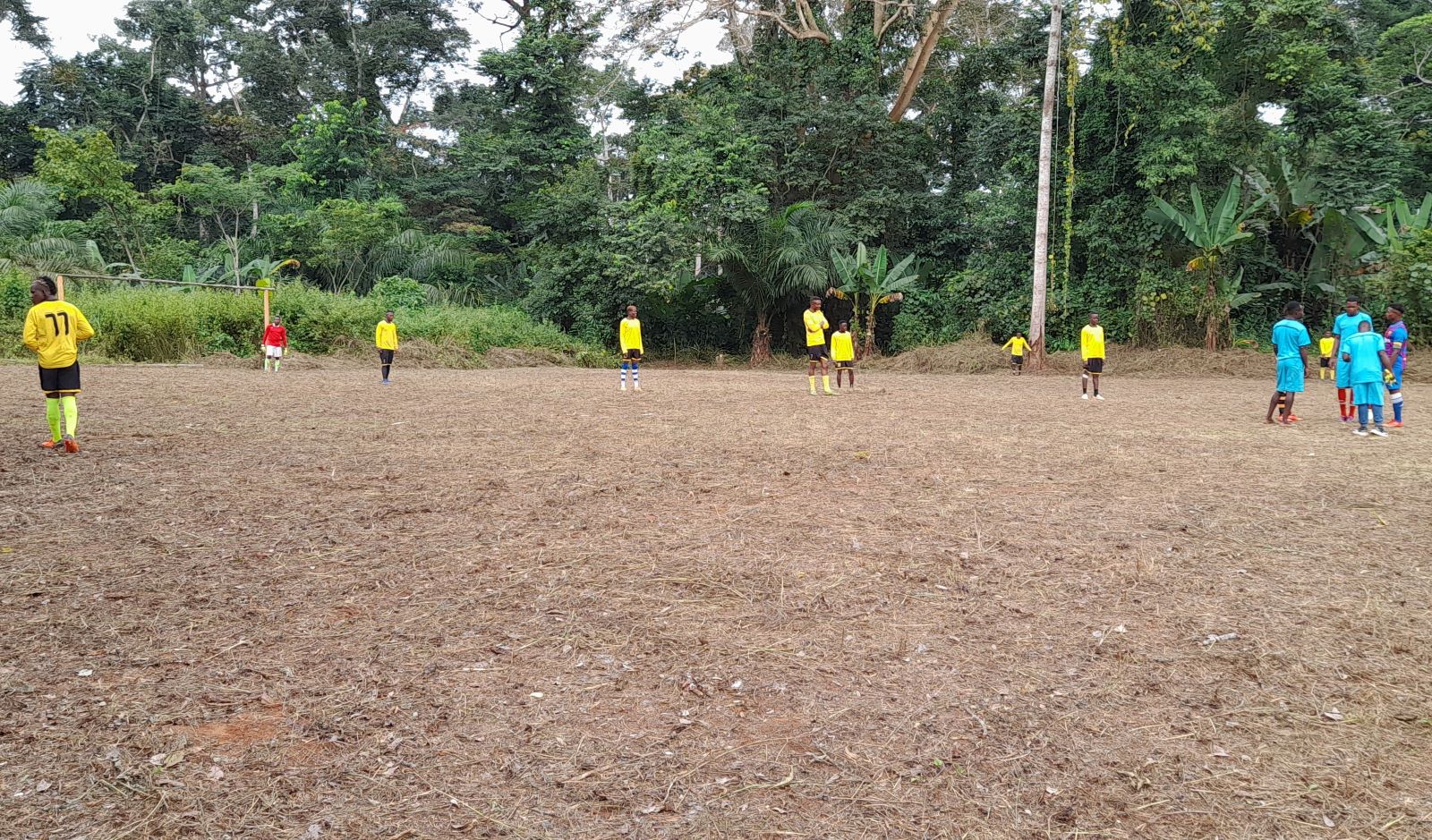 youths_playing_football_in_Mimpala