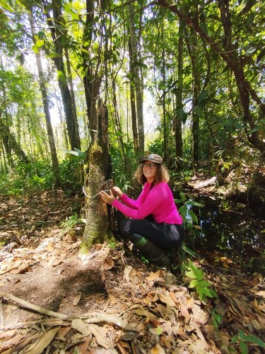 Letícia Benavalli installing a camera trap 