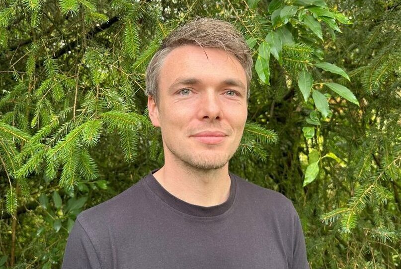 A headshot of Chris Lewis