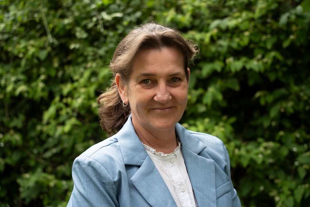 Head and shoulders photo of Karen Botha with a green leafy background