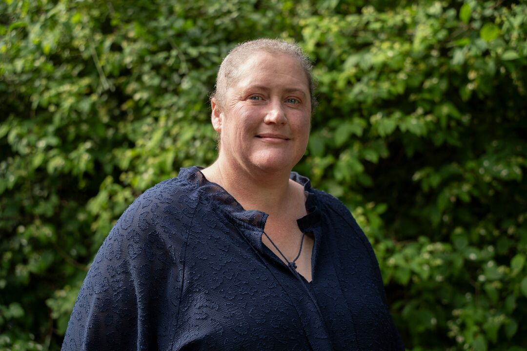 A head and shoulders photo of Nicola Jones with a leafy background