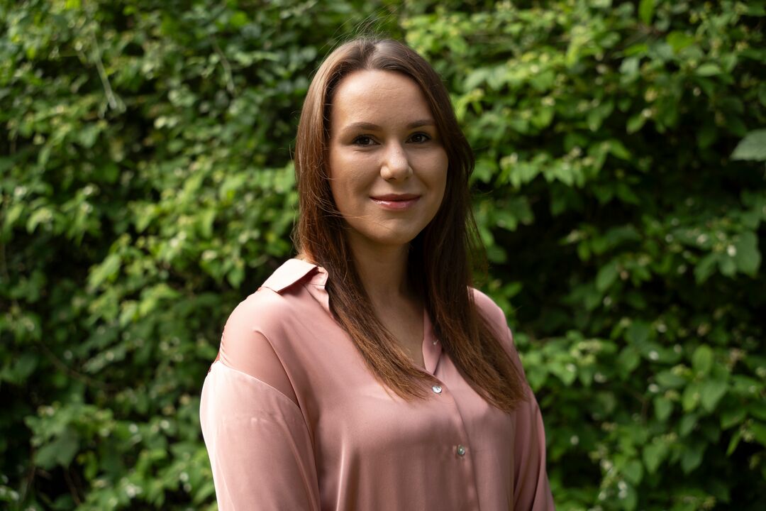 Head and shoulders photo of Skye Wardle with a green leafy background